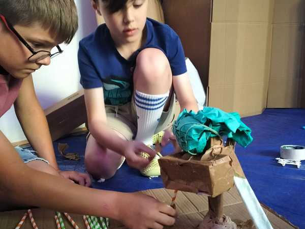 boys building a treehouse model